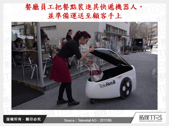 餐廳員工把餐點裝進其快遞機器人，並準備運送至顧客手上